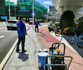 東莞市中心2號橋彩色透水混凝土噴油進行中！