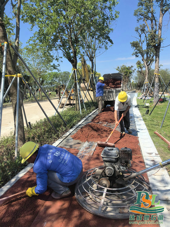 廣州南沙區濱海公園防洪堤升級改造透水混凝土路面施工中！